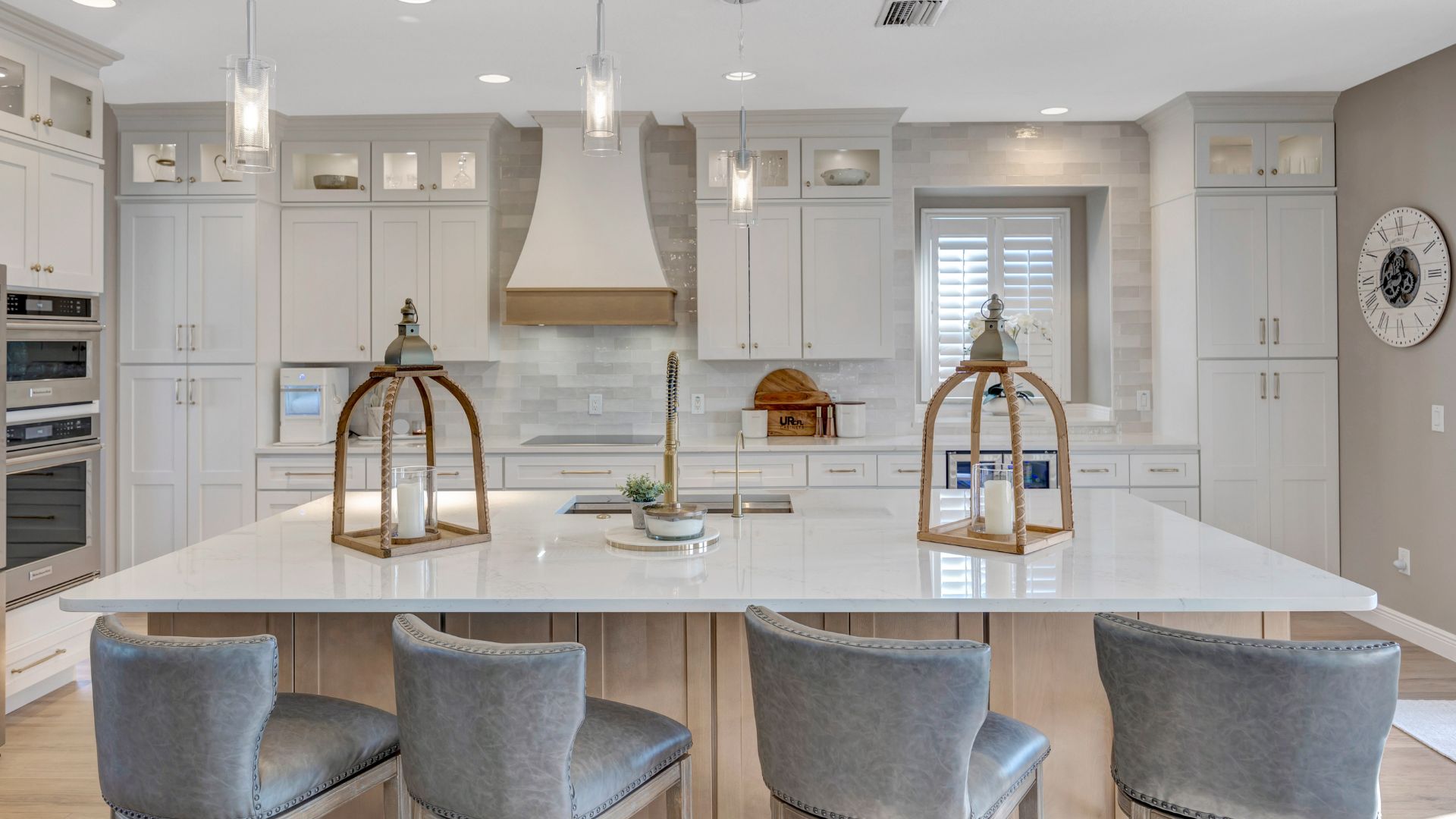 White kitchen with brown details